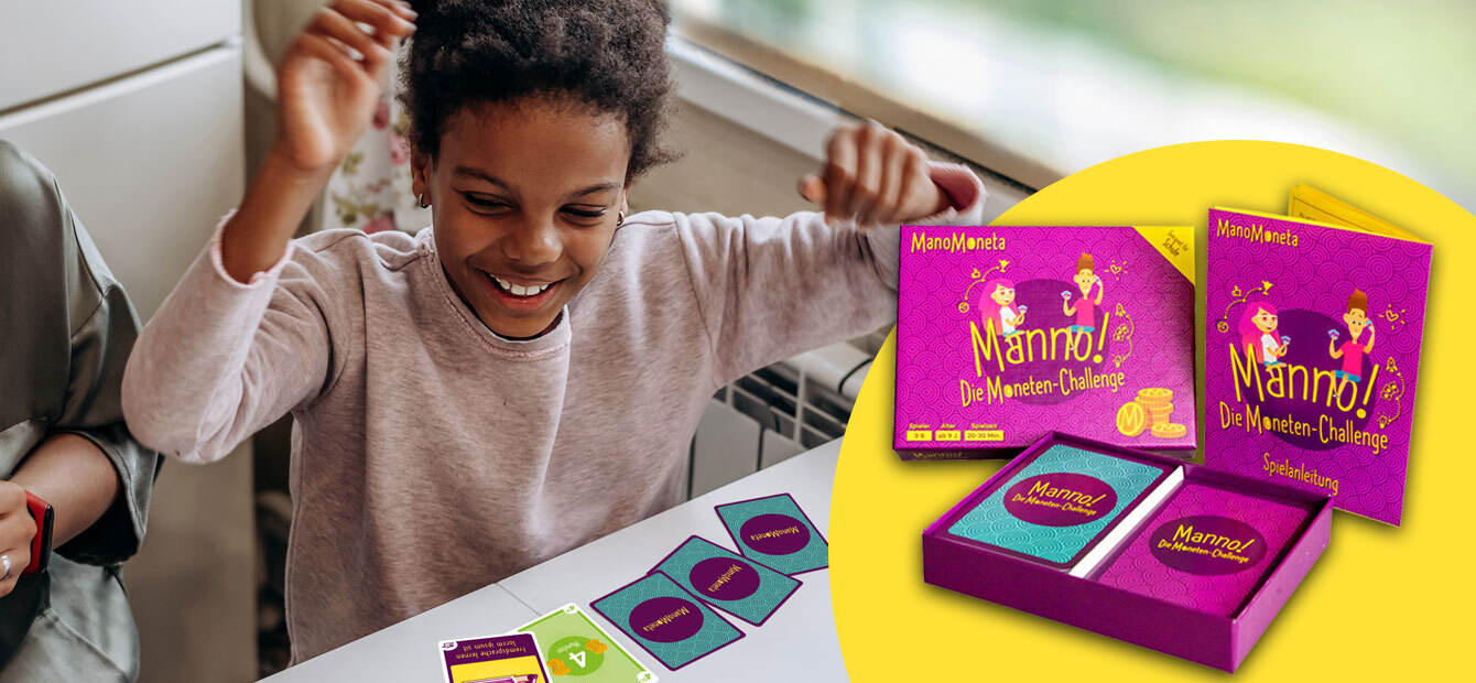 Mädchen freut sich über Kartenspiel