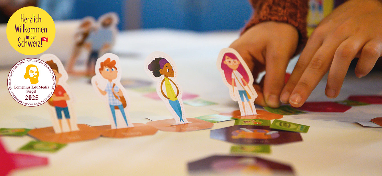 Spielfiguren des ManoMoneta Storytelling  auf einem Tisch und eine Kinderhand